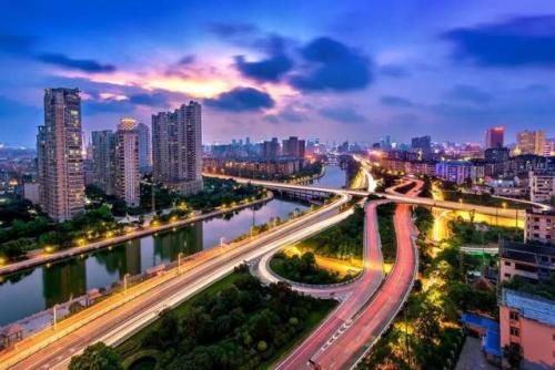 開發(fā)“城市大腦”綜合系統(tǒng)，打造新型智慧城市